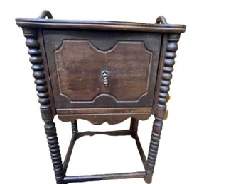 Lot 021
Early 20th C Copper Lined Humidor Stand