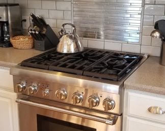Thermador 5-burner gas range & XO range hood