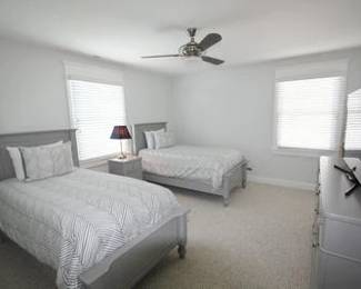 Very stylish twin bedroom set by Bassett