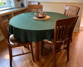 Beautiful dining set with one leaf