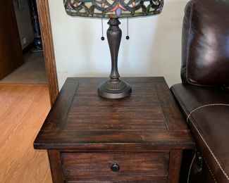 nice end table and tiffany style lamp 
