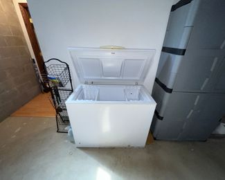 CHEST FREEZER 