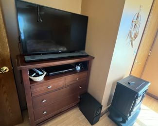 TV WITH SURROUND SOUND SYSTEM 