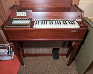 Magnus Electric Organ