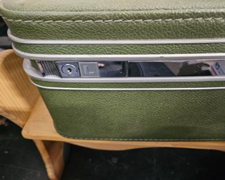 2 pc Vintage Avocado Green Samsonite Luggage with Keys & Pouches $65 for both