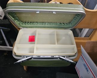 2 pc Vintage Avocado Green Samsonite Luggage with Keys & Pouches $65 for both