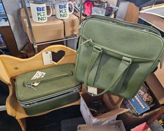 2 pc Vintage Avocado Green Samsonite Luggage with Keys & Pouches $65 for both