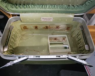 2 pc Vintage Avocado Green Samsonite Luggage with Keys & Pouches $65 for both