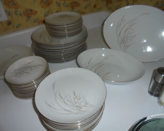 Full set of Saji Fine china dishes