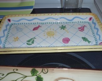 2 matching hors d'oeuvres plates