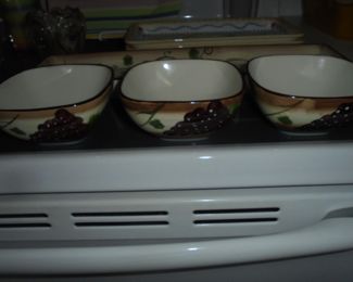 Matching hors d'oeuvres bowls matches plate