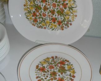Corelle platter w/8 matching plates