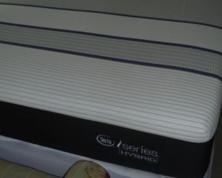 NEW Serta i-series Hybrid queen mattress