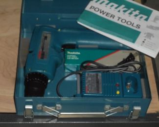 Makita drill in case w/charger