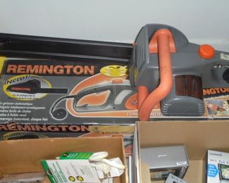 Remington elect chain saw in box