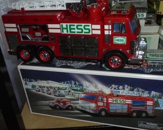 NIB Hess fire emergency truck w/car 2003