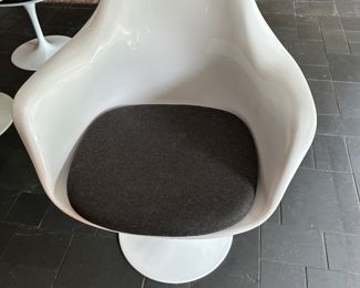 Saarinen Style Tulip Table with 4 Chairs