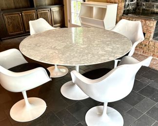Saarinen Style Tulip Table with 4 Chairs