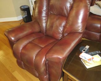 LEATHER RECLINER. 