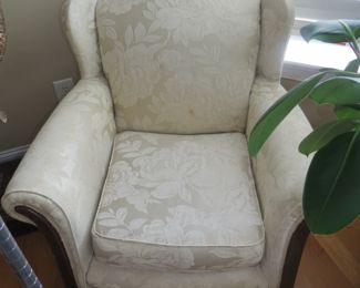 ANTIQUE CHAIR.