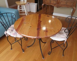 ICE CREAM TABLE AND 2 CHAIRS.