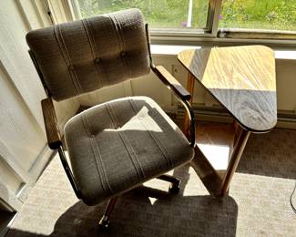 Great wedge side table and chair! 
