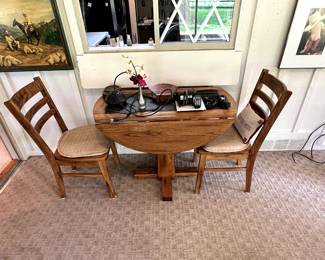 A really sweet side drop table and chairs! This would break great for a small apt. ~ college dorm or that up north retreat cottage! 
