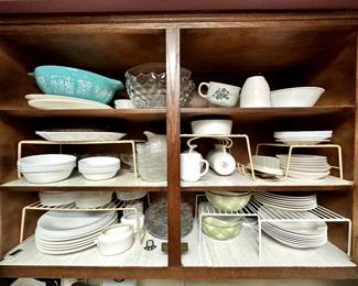 Really nice kitchen supplies of all kinds! 