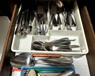 Really nice kitchen supplies of all kinds! 