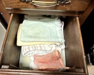 Really nice kitchen supplies of all kinds! 