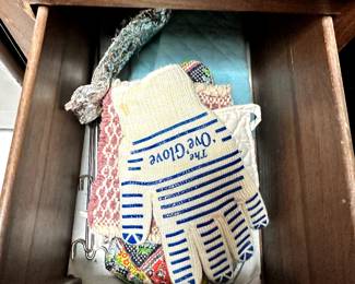 Really nice kitchen supplies of all kinds! 