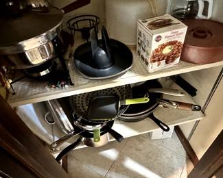 Really nice kitchen supplies of all kinds! 