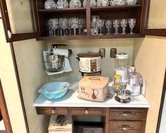 Vintage Pyrex, Vintage Cake Plate w/Lid, small kitchen appliances! 