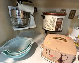 Vintage Pyrex, Vintage Cake Plate w/Lid, small kitchen appliances! 