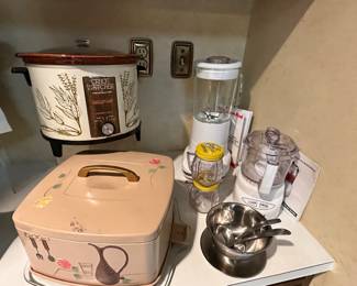 Vintage Pyrex, Vintage Cake Plate w/Lid, small kitchen appliances! 