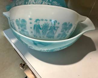 Vintage Pyrex, Vintage Cake Plate w/Lid, small kitchen appliances! 