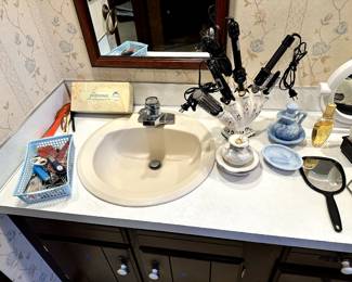 Great collection of miscellaneous bathroom items!