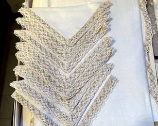 Vintage Linens! Napkin and Table Cloth Set! 