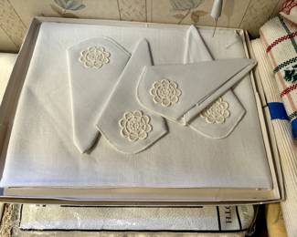 Napkin and Table Cloth Set! 