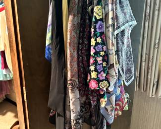 Beautiful women's scarves of assorted styles and fabrics! 