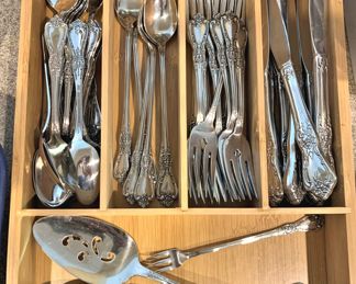 Distinction Deluxe by Oneida HH Kennett Square stainless flatware set