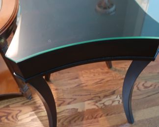 23      HEKMAN   4 SIDED TABLE WITH  GLASS  TOP   
THE SIZE  is  18  X 18          