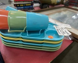 VINTAGE COLONIAL PLASTIC TRAYS AND MUGS