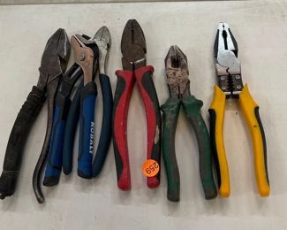 LOT OF PLIERS