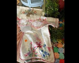 VINTAGE EMBROIDERED LINENS