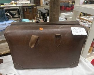 ANTIQUE LEATHER DOCTORS BAG
