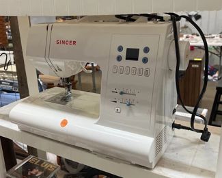 SINGER SEWING MACHINE