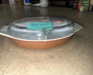 DIVIDED PYREX DISH WITH LID