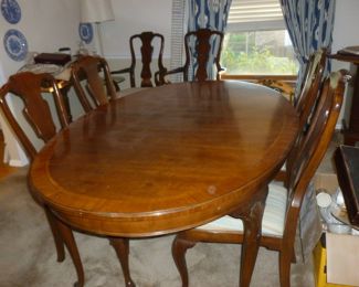 Beautiful banded Dining Table w/6 Chairs