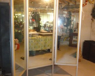 Tri-fold mirror